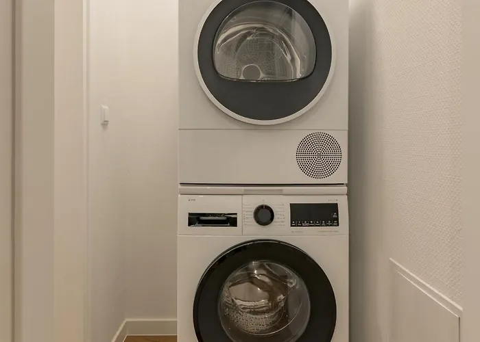 Modern Escape With Private Parking וארנה