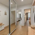 Modern Escape With Private Parking Apartment *