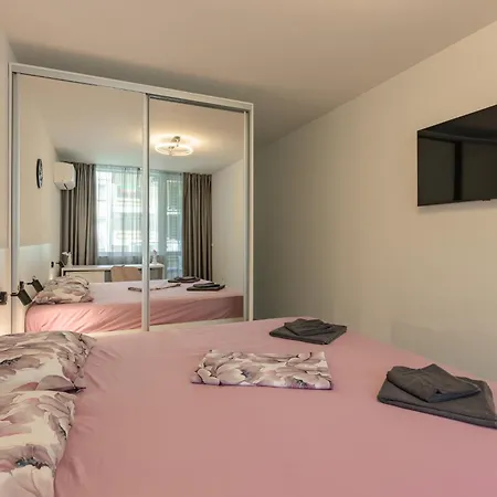 Modern Escape With Private Parking 바르나