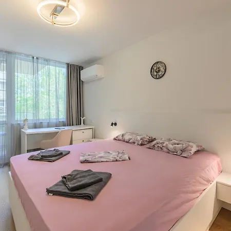 Modern Escape With Private Parking Апартамент *