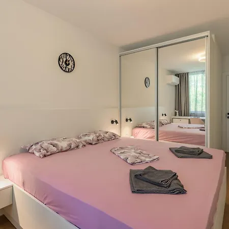 Modern Escape With Private Parking