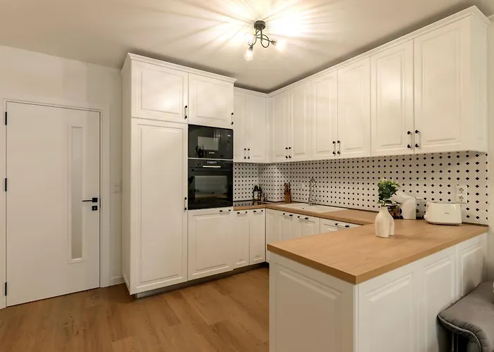 Modern Escape With Private Parking *