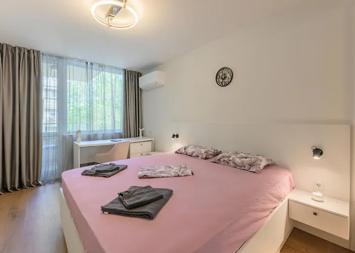 Modern Escape With Private Parking Апартамент *